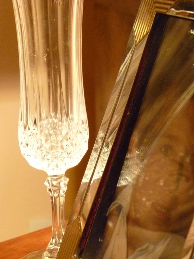 Reflet d'une coupe de champagne dans la vitre d'une photo encadrée
