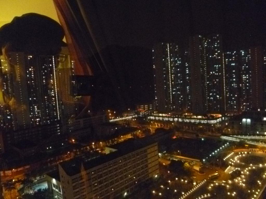 Vue de nuit depuis la chambre d'hôtel