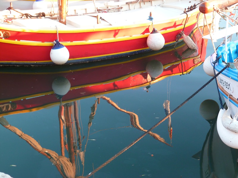 Conques colorées dans le port