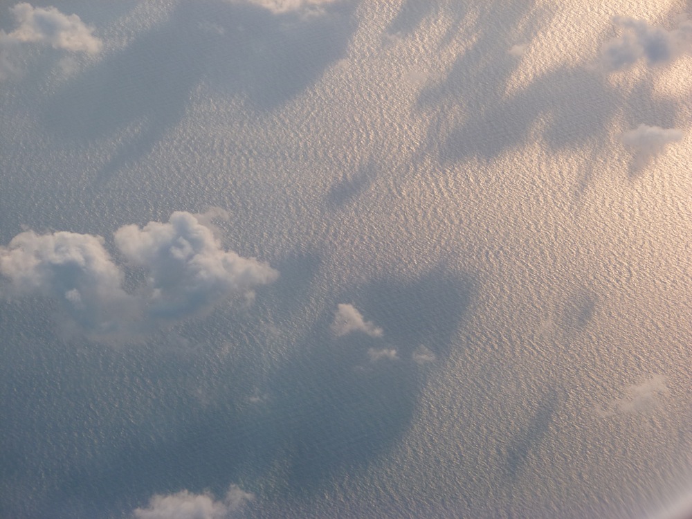 Reflets des nuages sur l'eau irisée de vaguelettes