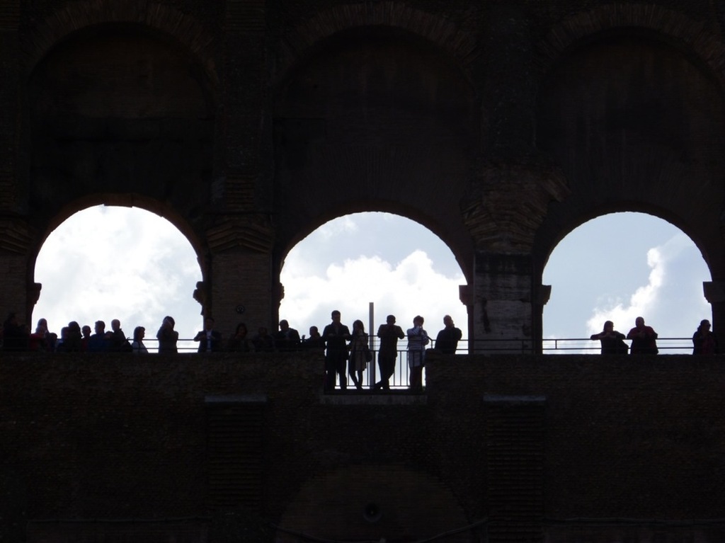 Silhouettes en contrejour au Colisée