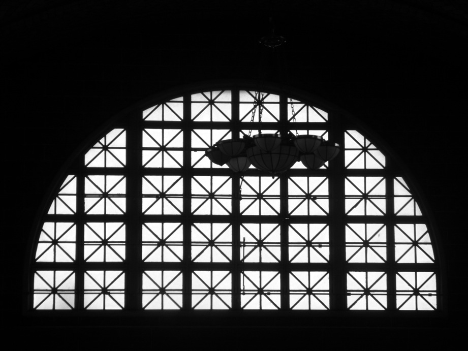 Fenêtre du hall d'Ellis Island en demi-cercle à contre-jour