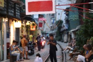 Carton rouge pour les gens qui se prennent en photoi sur les rails en plein centre ville