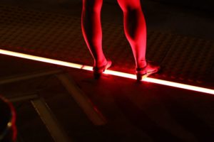 Mollet inondés de lumière rouge en