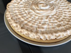 Tarte au citron meringuée, avec la meringue comme un cordage enroulé