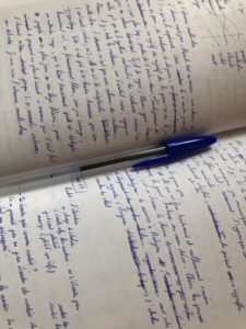 Carnet rempli de lignes et ratures au bic bleu