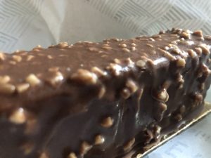 Pâtisserie au chocolat avec des éclats de noisette