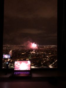 Feu d'artifice du 14 juillet vu depuis la tour Montaparnasse avec l'ordi devant pour le son