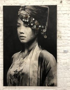 Portrait de femme asiatique avec des éléments de décors de sa coiffe en relief