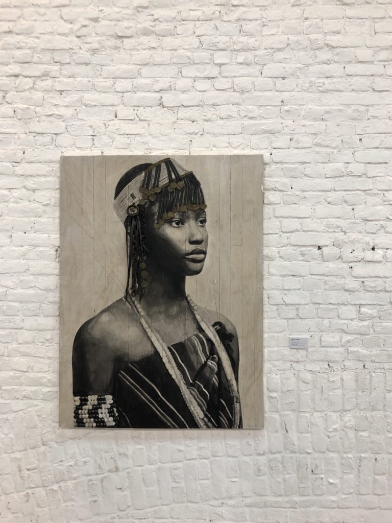 Portrait de femme noire avec colliers en relief