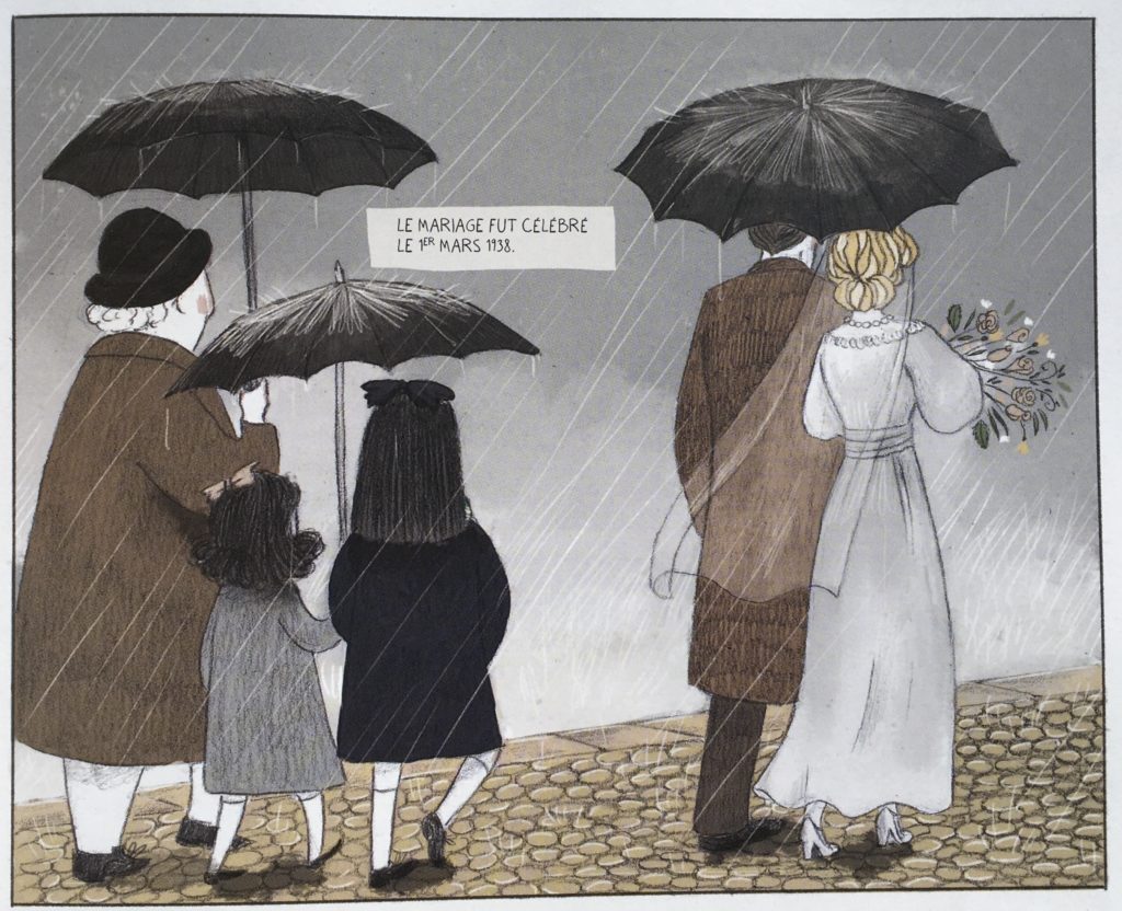 Le père et la belle-mère en robe de mariée sous un parapluie, suivis par les enfants et la gouvernante avec leur propre parapluie