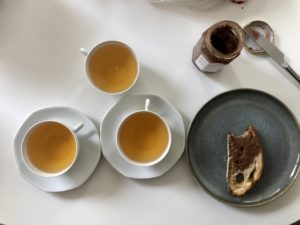 Tasses de thé et tartine de nocciolata