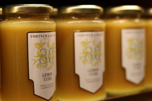 Jolis pots de lemon curd en enfilage