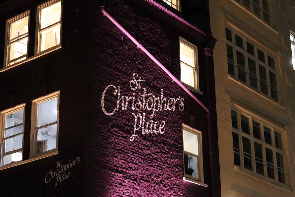 Saint Christopher's place, éclairage violet de nuit