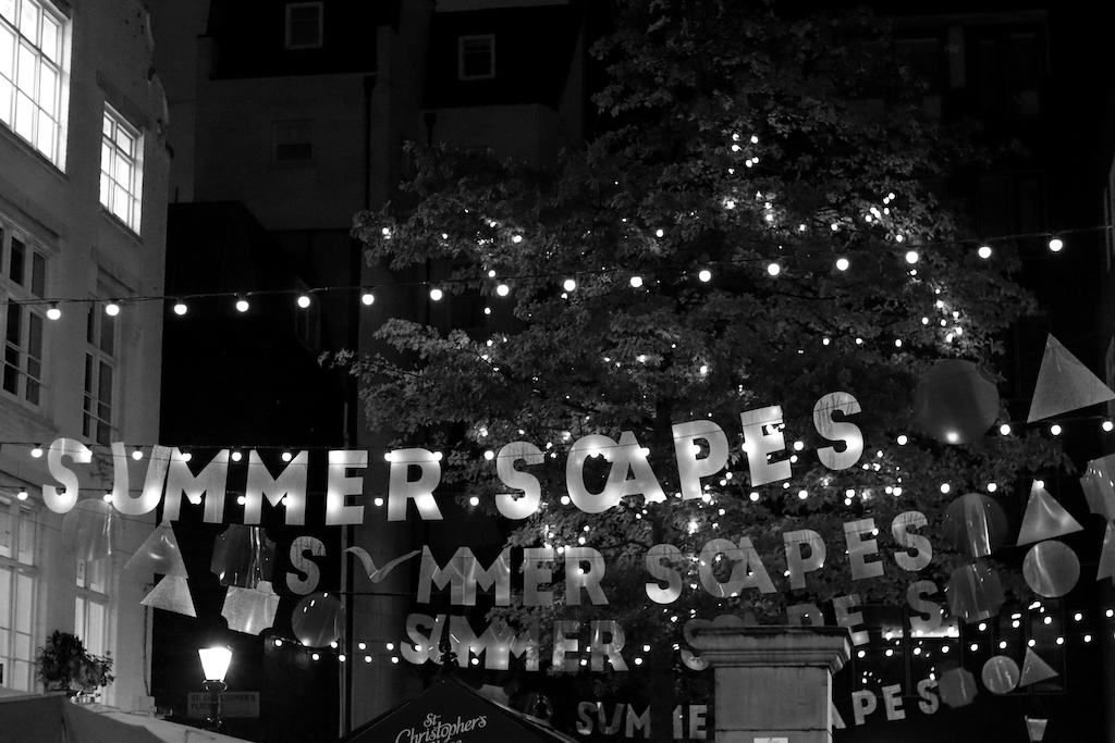 Décorations lumineuses dans la rue, avec en grosses lettres "SUMMER SCAPES"