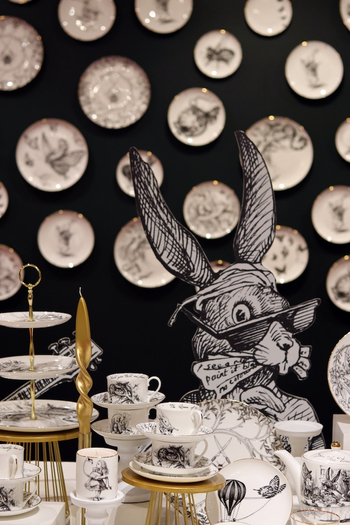 Une PLV du lapin d'Alice au pays des merveilles, installé à une table avec la vaisselle assortie