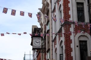 Horloge "costumier perruquier" et plein de drapeaux anglais en fanions