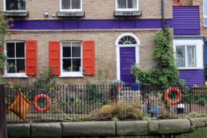 Jolie maison près de la Tamise, décorée avec des bouées de sauvetage