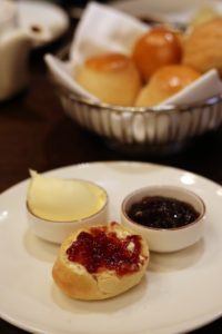 Clotted cream, confiture et demi-scène tartiné