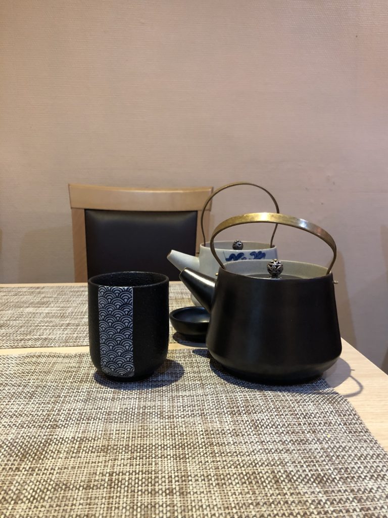 Théières individuelles et gobelet sans anse pour le thé, noir avec une bande décorée de motifs bleus
