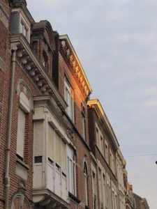 Percée de lumière orangée sur les briques d'une maison de ville roubaisienne