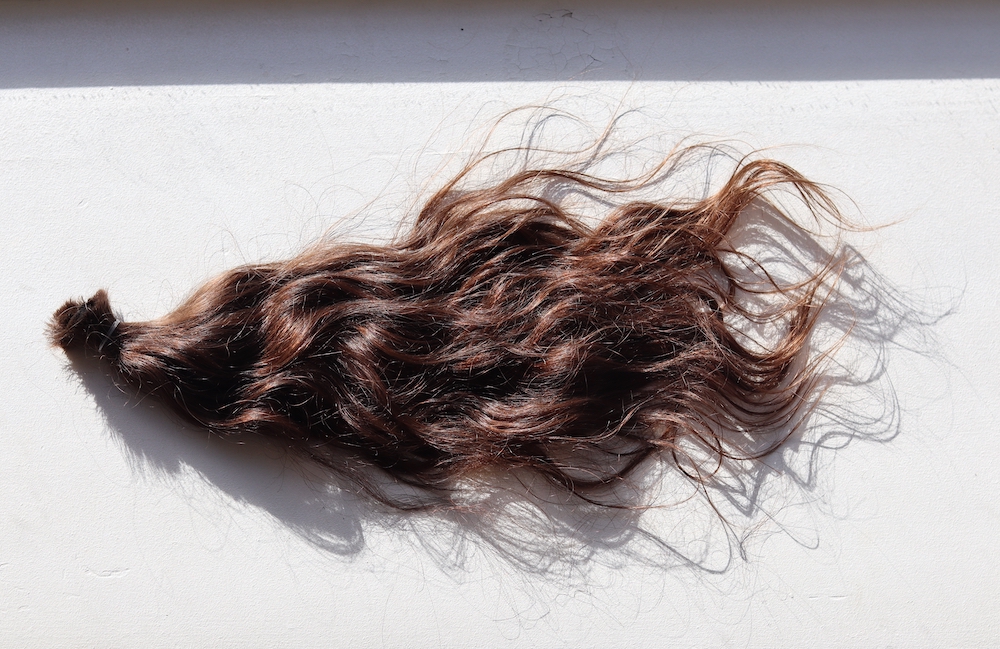 Grande mèche de cheveux coupée au soleil