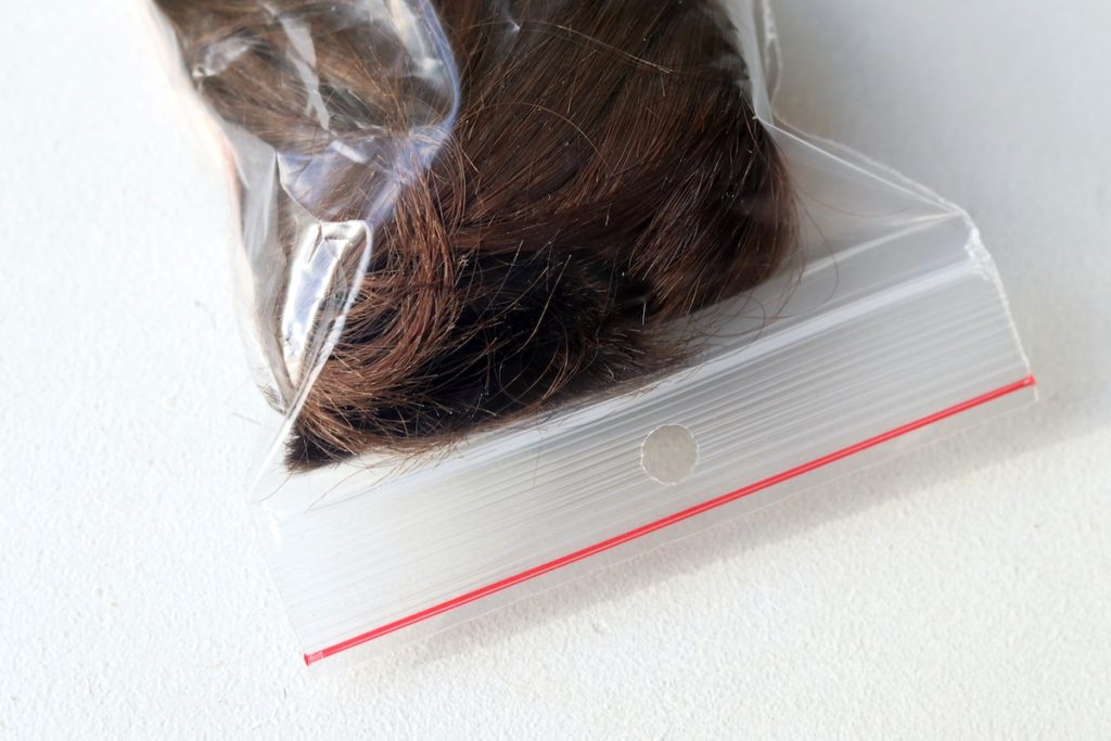Mèche de cheveux dans un sachet plastique