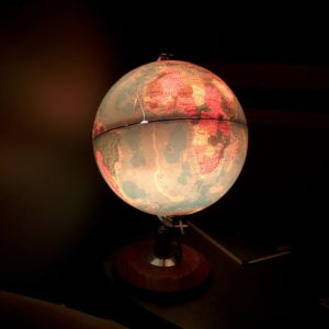 Mappemonde allumée dans la nuit, à la place d'une lampe de chevet