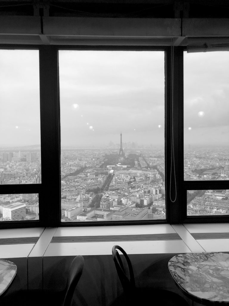 La Tour Eiffel vue depuis une tour de bureaux