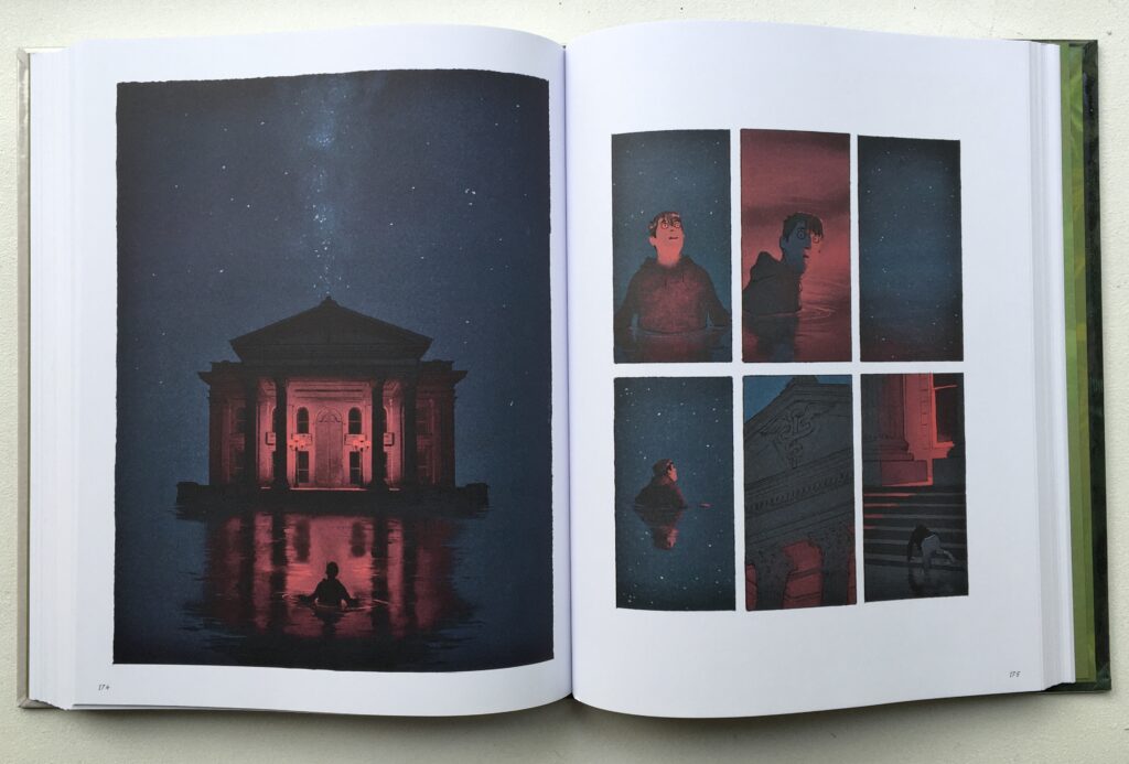 Double page de peinture bleu et rouge sombre. En pleine page, l'illustration d'un bâtiment (temple ? théâtre ?) illuminé de rouge, avec le fronton noir dans la nuit bleue. Le bâtiment repose sur l'eau et une silhouette à contrejour, l'eau jusqu'à la taille, s'émerveille devant cette apparition. 