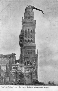 Carte postale en noir et blanc de l'église et de la statue suspendue au-dessus du vide