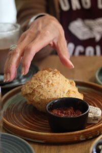 Main prête à s'abattre sur un cheese scone