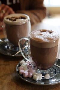 Chocolats chauds dans des tasses transparentes