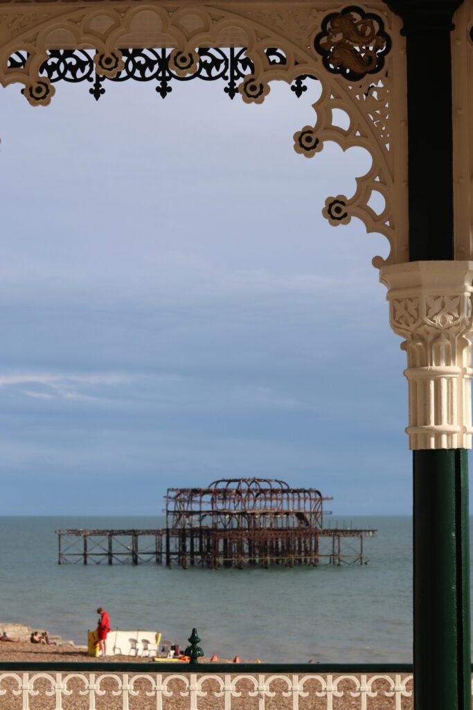 Ruines du concert hall sur pilotis encadré par les décors d'un kiosque