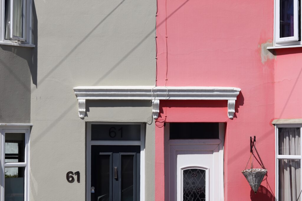 Séparation colorée gris et rose de deux maisons mitoyennes