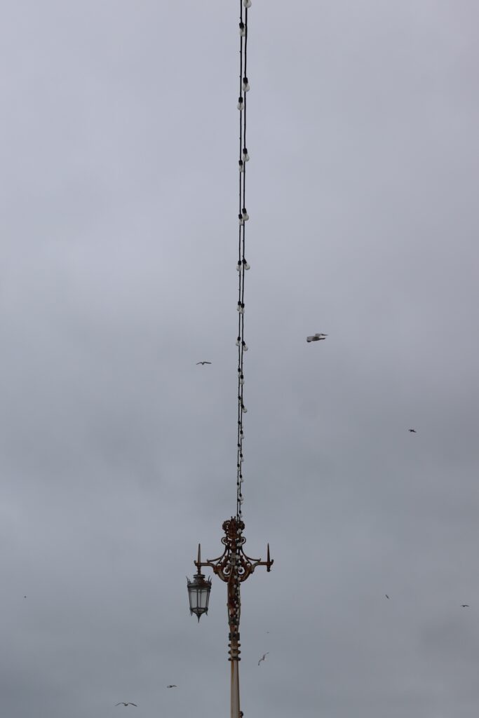 Lampadaire à moitié cassé sur fond de ciel gris tempête