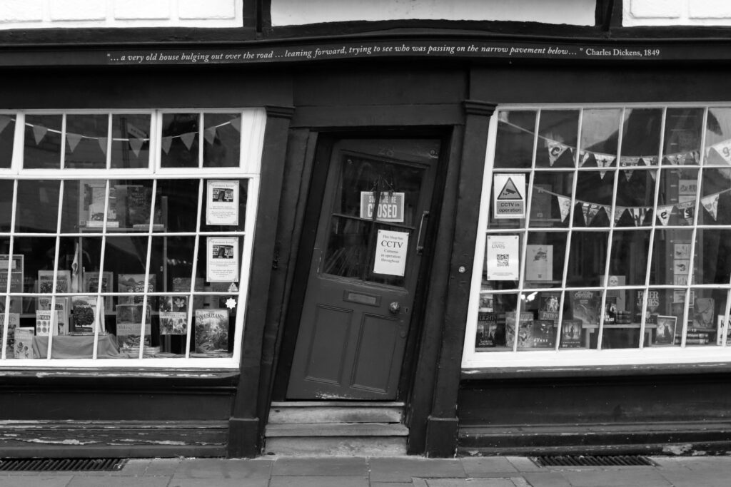 Porte inclinée d'une librairie à Canterbury