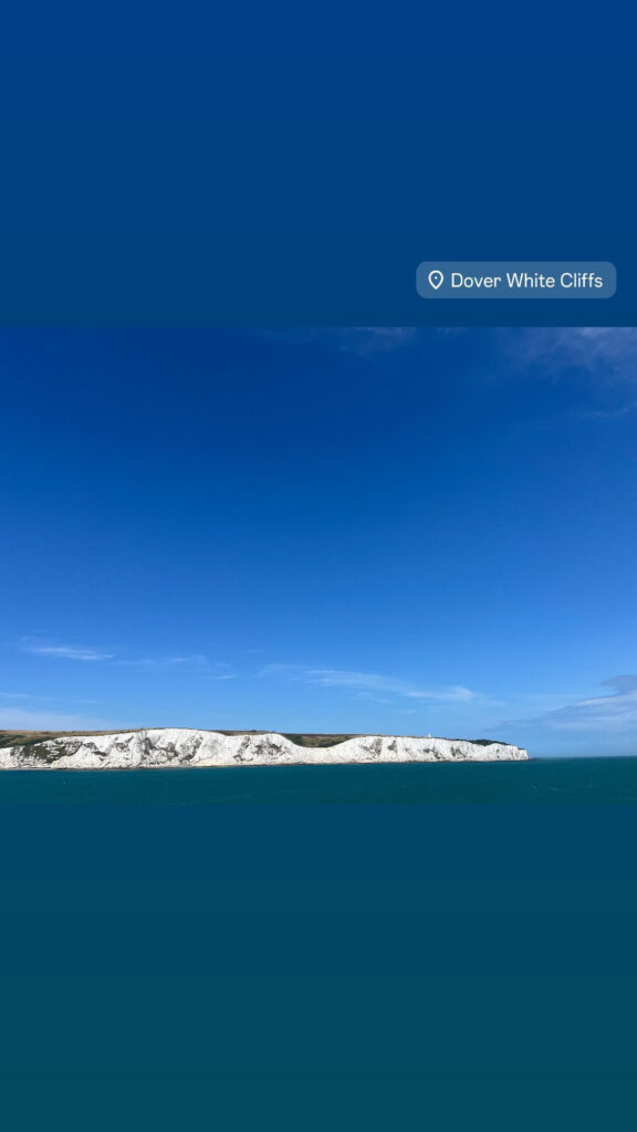 Falaises blanches de Douvres sous un ciel bleu intense