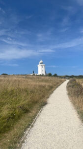 Le phare au bout du chemin sur les falaises