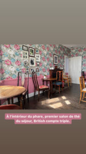 Salon de thé à l'intérieur du phare, avec papier peint à fleurs