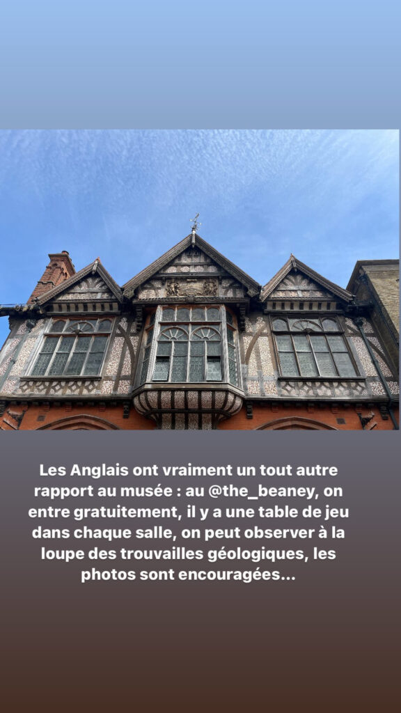 Les Anglais ont vraiment un tout autre rapport au musée : au Beaney, on entre gratuitement, il y a une table de jeu dans chaque salle, on peut observer à la loupe des trouvailles géologiques, les photos sont encouragées…