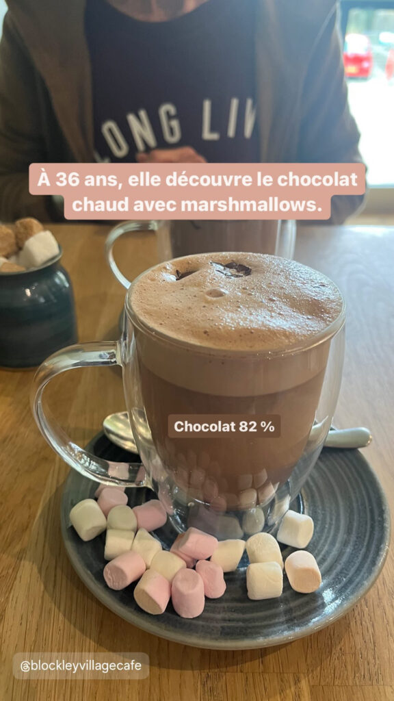 À 36 ans, elle découvre le chocolat chaud avec des marshmallows. (Chocolat 82%)