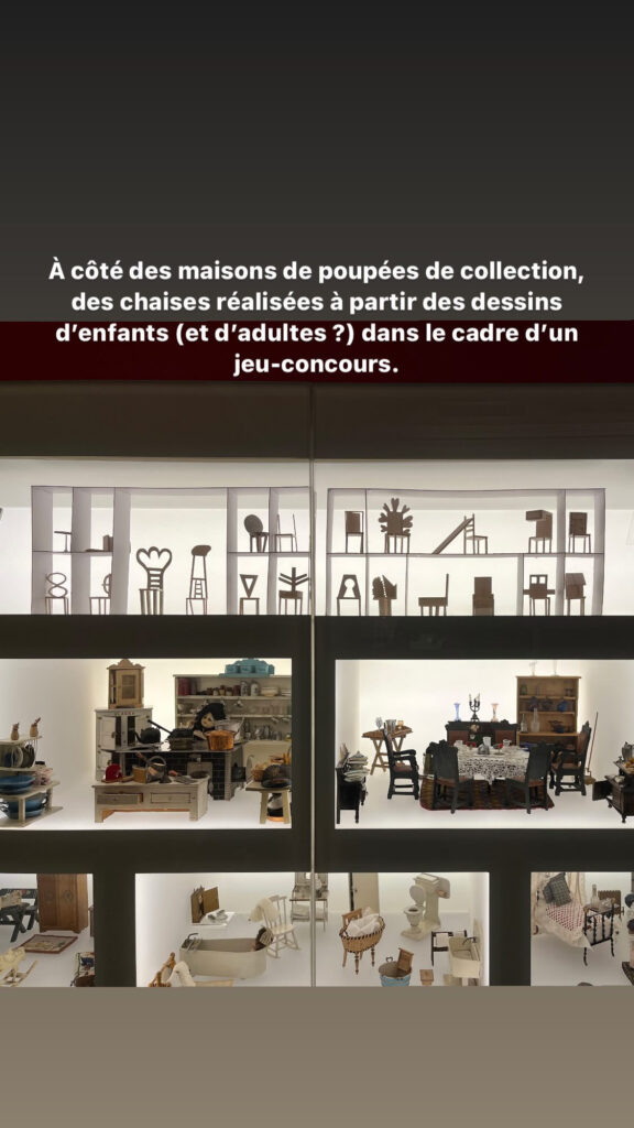 À côté des maisons de poupées de collection, des chaises réalisées à partir de dessins d'enfants (et d'adultes ?) dans le cadre d'un jeu-concours