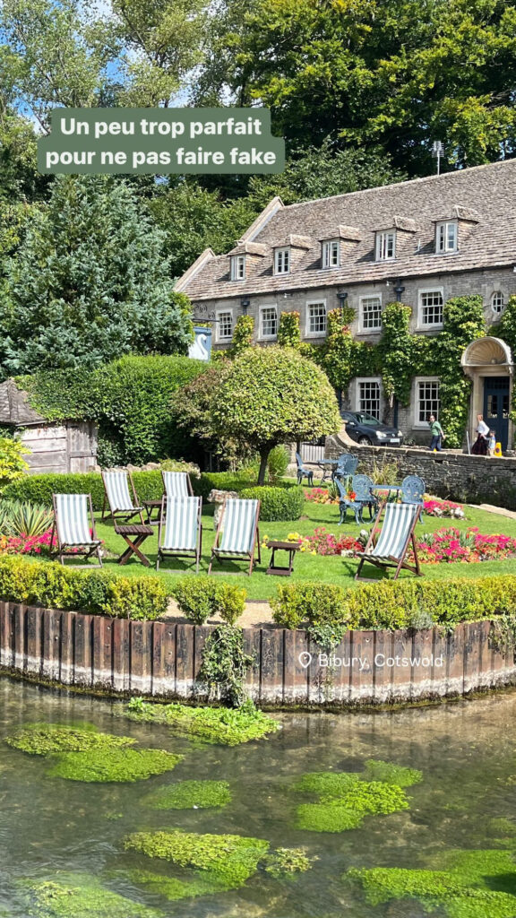 Un peu trop parfait pour ne pas faire fake : le parterre de l'hôtel et ses transats rayés à Bibury