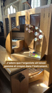 Photo d'une étagère dans l'orgue de l'église : j'adore que l'organiste ait laissé gomme et crayon dans l'instrument.