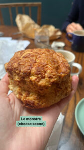 Le monstre : un cheese scone de la taille de ma main