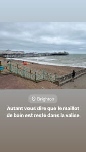 Photo de la mer grise à Brighton : autant dire que le maillot de bain est resté dans la valise