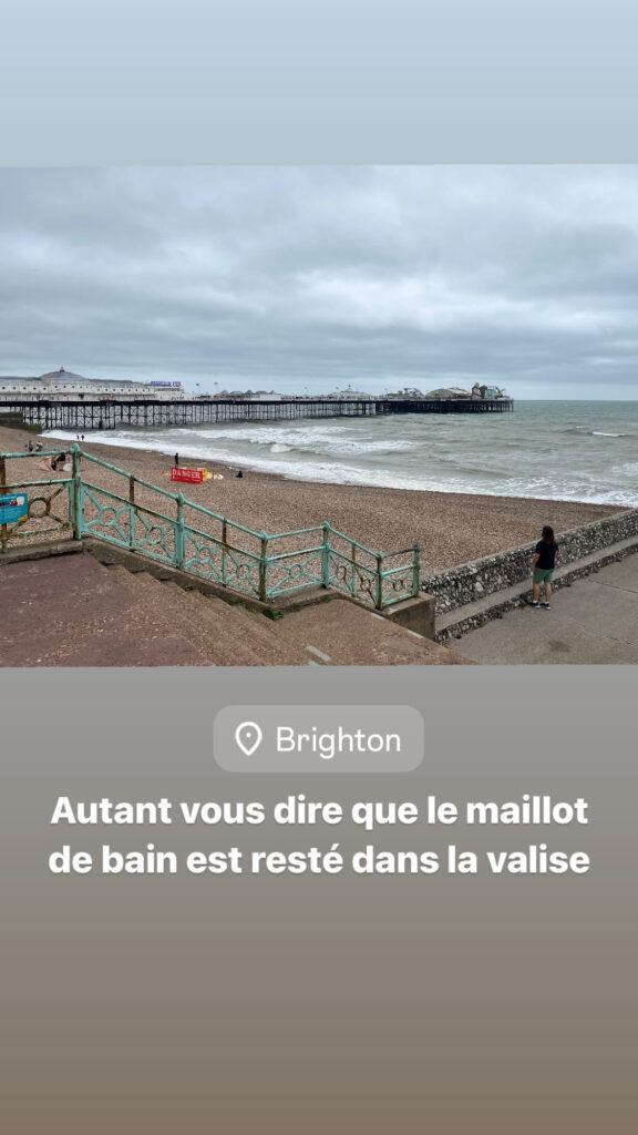 Photo de la mer grise à Brighton : autant dire que le maillot de bain est resté dans la valise