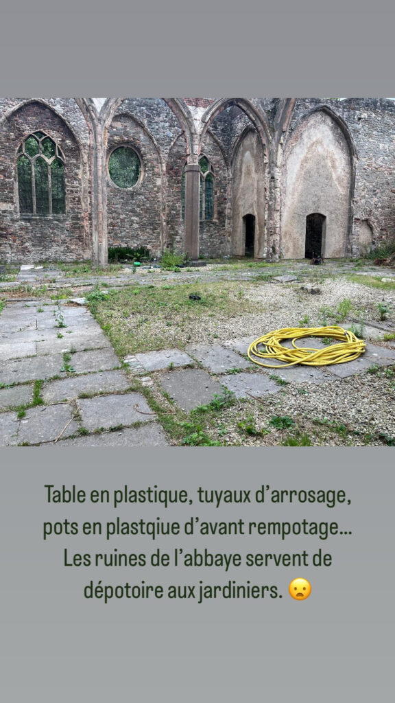 Table en plastique, tuyaux d'arrosage, pots en plastique d'avant rempotage… les ruines de l'abbaye servent de dépotoirs aux jardiniers.