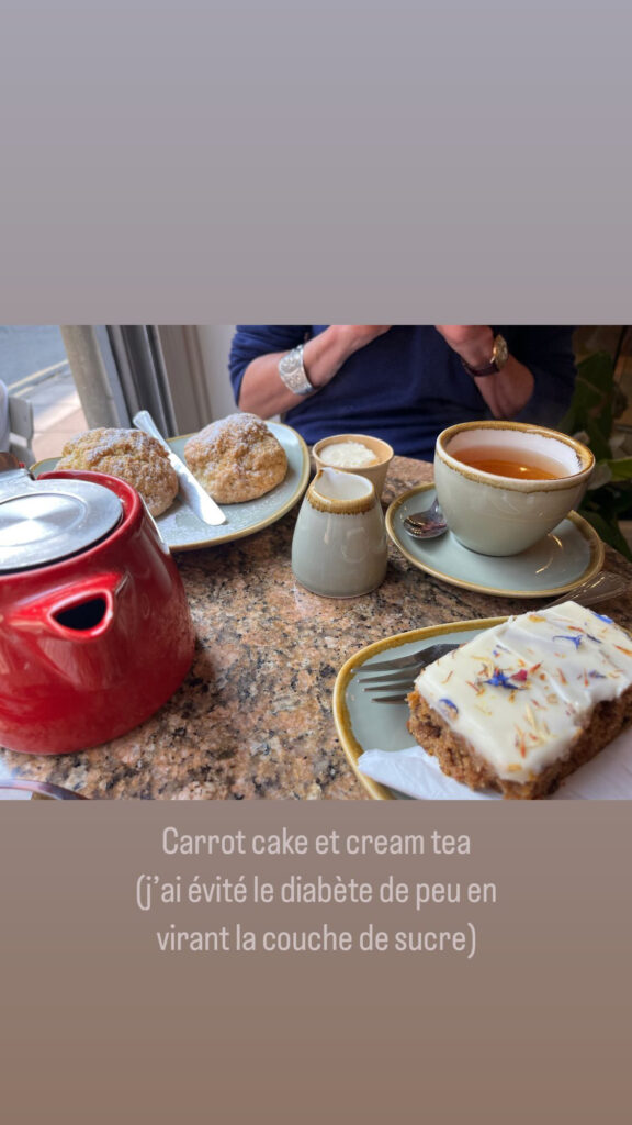 Carrot cake et cream tea (j'ai évité de peu le diabète en virant la couche de sucre)